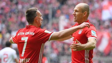 Ein gewohntes Bild in den vergangenen zehn Jahren: Franck Ribéry (links) und Arjen Robben beim gemeinsamen Torjubel. Nun geht ihr gemeinsamer Weg beim FC Bayern zu Ende. 