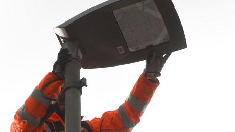 Die Stromkosten steigen enorm. Um Ausgaben zu sparen, möchte die Gemeinde Adelzhausen die Straßenlampen auf LED-Technik umstellen.
