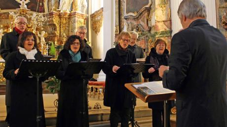 Beim Konzert in der voll besetzten Holzener Klosterkirche sang das Madrigal-Ensemble Helmut Maschke Motetten aus der Zeit des Frühbarock sowie europäische und alpenländische Weihnachtslieder. 	