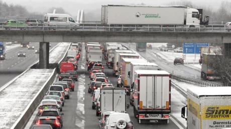 Warten war am Mittwoch auf vielen Straßen angesagt: Auf der A8 staute sich der Verkehr in Richtung München, weil ein Lastwagen am Friedberger Berg hängen geblieben war. Die Autobahnpolizei hatte pausenlos zu tun: Binnen weniger Stunden gab es über ein halbes dutzend Unfälle. 