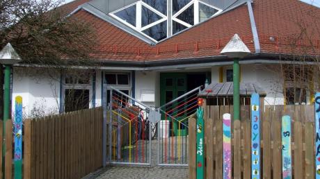 Um den wachsenden Bedarf an Kinderbetreuungsplätzen in der Gemeinde Kutzenhausen abzudecken, plant die Gemeinde den bisherigen Kindergarten St. Nikolaus mit einem Neubau zu erweitern. 