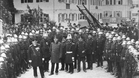 Nicht jede Gemeinde hatte sie: Eine fahrbare Leiter gehörte zur Ausrüstung der Feuerwehr Zusmarshausen, deren Mitglieder sich 1920 zum Gruppenbild aufstellten.