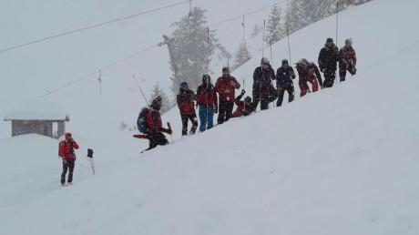 Nach dem Lawinenabgang von Berwang suchten die Bergrettung Berwang und Bichlbach nach Verschütteten. Weiter unterhalb wurden Erwachsene und Kinder der DJK Leitershofen bei einem Skirennen mitgerissen.