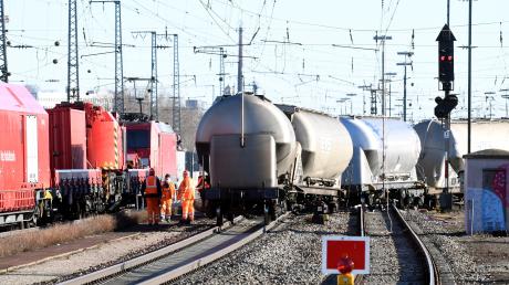 Vor drei Wochen entgleisten nahe Oberhausen drei Güterwaggons. Nach dem schnellen Abschluss der Bergungsarbeiten zog sich die Reparatur, verbunden mit einzelnen Zugausfällen, länger hin. Ab Montag soll der Verkehr wieder ohne Einschränkungen laufen. 