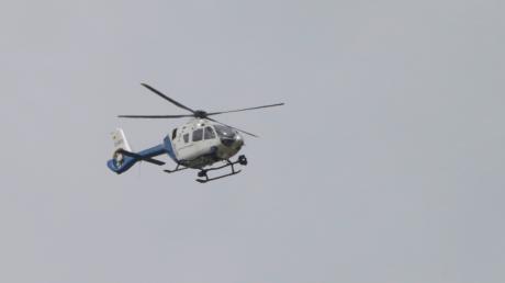 Die Polizei suchte am Dienstagabend mit Hubschraubern über Lechhausen nach einer vermissten Person.