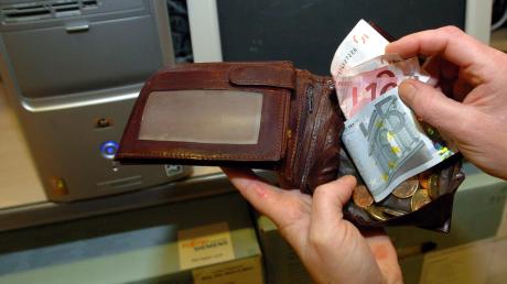 Ein Unbekannter hat am Mittwochabend in Neusäß-Hainhofen zwischen 16 und 18.30 Uhr in der Wohnung einer 86-Jährigen eine Geldbörse gestohlen. 