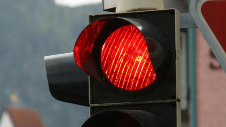  Rotlicht missachtete ein Autofahrer in Horgau und brachte Frauen mit Kindern in Gefahr.