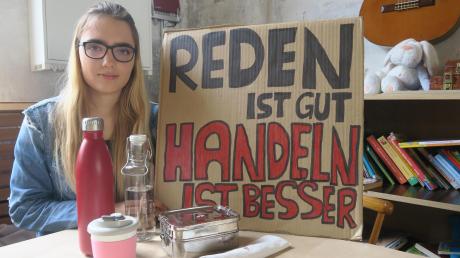 Die Schülerin Franziska Schimming verteilt an ihre Mitschüler nachhaltige Produkte. In jeder ersten Pause am Freitag wirbt sie an ihrem Stand mit Plakaten für ihre Idee. 