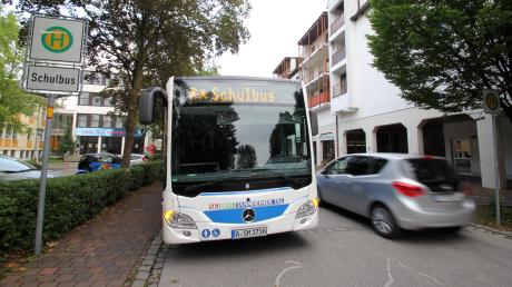 Zu einem Verkehrsunfall zwischen einem Auto und einem Schulbus ist es am Dienstag um 14.15 Uhr in Wollishausen gekommen.