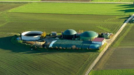 In Kutzenhausen ist zu prüfen, ob der Biogas-Anlagenbetreiber bei einer Flexibilisierung seiner Anlage zusätzliche kostengünstige Abwärme an das Wärmenetz abgeben kann. Dieses Aufnahme zeigt eine Anlage bei Jettingen-Steppach.