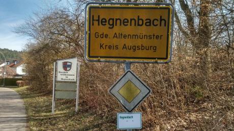 Kurios: Gleich drei Schilder machen deutlich, dass hier Hegnenbach beginnt.