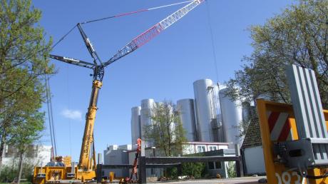Der 500-Tonnen-Riesenkran hievte für Müller-Milch in Aretsried lautlos und im Zeitlupentempo zwei 20 Meter hohe Tanks mit je 20 Tonnen Gewicht punktgenau auf ihre Plätze.