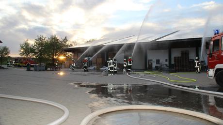 Den Brand eines landwirtschaftlichen Betriebs mit Photovoltaikanlage simulierte eines der drei Übungsszenarien, die die Freiwillige Feuerwehr Gablingen bewältigen müsste. 	