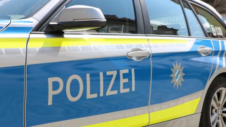 Ein Exhibitionist hat eine Frau an einer Haltestelle in Augsburg belästigt. Nach Polizeiangaben urinierte und onanierte er. Die Beamten fanden zudem Drogen.  