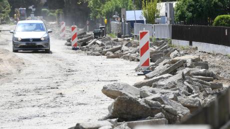 Die Bauabeiten für die Erneuerung der Hauptstraße in Horgau laufen. Ende des Jahres soll die Straße fertig sein.