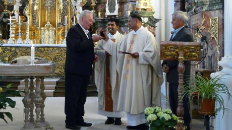 Karl Reißler (links) wurde mit dem Goldenen Ulrichskreuz ausgezeichnet. Es gratulierten die Pfarrer Linson Thattil und Norman D’Souza sowie Kirchenpfleger Heinrich Gerstmeier.  	