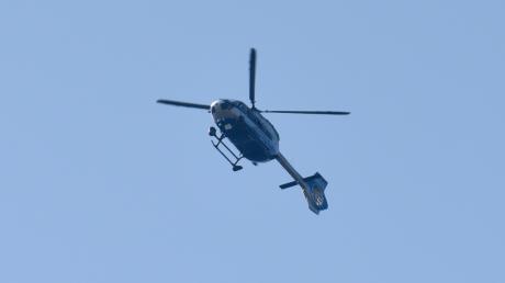 Mit einem Hubschrauber hat die Polizei in Mönchsdeggingen einen Mann gesucht. 