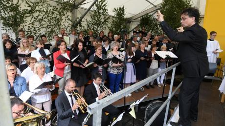 Zum Lob Gottes: Der Projektchor der Pfarreiengemeinschaft unter Leitung von Stefan Wolitz umrahmte die feierliche Primiz in Ustersbach mit seinem Gesang. 