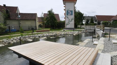 Am Mühlbach in Ellgau wurden neben einem Holzdeck auch Steinbuhnen, Findlinge und Wurzelstöcke eingebaut. Drahtmatten sollen verhindern, dass Biber an diesem Abschnitt heimisch werden.