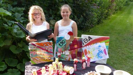 Juliane Grob (rechts) und Lena Gerstmair (links) organisieren ihr eigenes Angebot fürs Ferienprogramm: den Kreativmarkt „Kids für Kids“ in Allmannshofen. Verkauft wird kreatives Selbstgemachtes. Um die Organisation kümmern sich die beiden selbst – ebenso wie um Selbstgemachtes aus der Küche und Selbstgebasteltes. 	