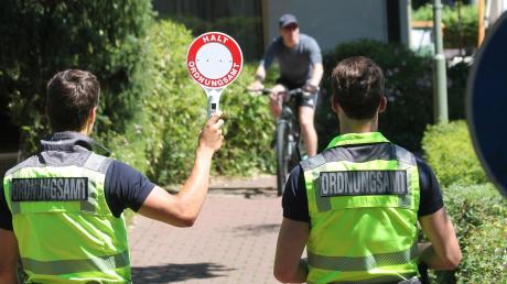 Der Ordnungsdienst der Stadt Stadtbergen nimmt immer wieder Radfahrer ins Visier, die verbotswidrig unterwegs sind. In Schwerpunktaktionen soll an neuralgischen Stellen künftig ein besonderes Augenmerk auf den Radverkehr geworfen werden