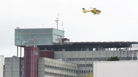 Nach dem schweren Betriebsunfall in Diedorf fliegt ein Hubschrauber das Opfer in die Uniklinik Augsburg. (Symbolbild)