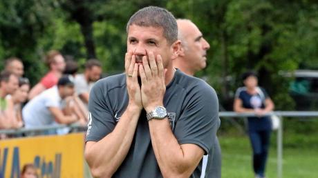 Meitingens Trainer Pavlos Mavros und Abteilungsleiter Torsten Vrazic konnten es nicht fassen, als man gegen Stätzling überrumpelt wurde. 