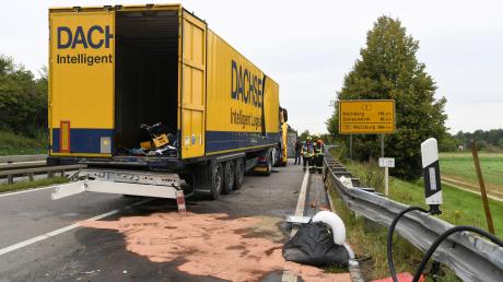 Bei dem Unfall auf der B2 bei Nordendorf liefen hunderte Liter Diesel aus, die gebunden werden mussten.