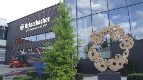 Die Brauerei Ustersbach Adolf Schmid KG verfügt über einen eigenen 140 Meter tiefen Brunnen. 