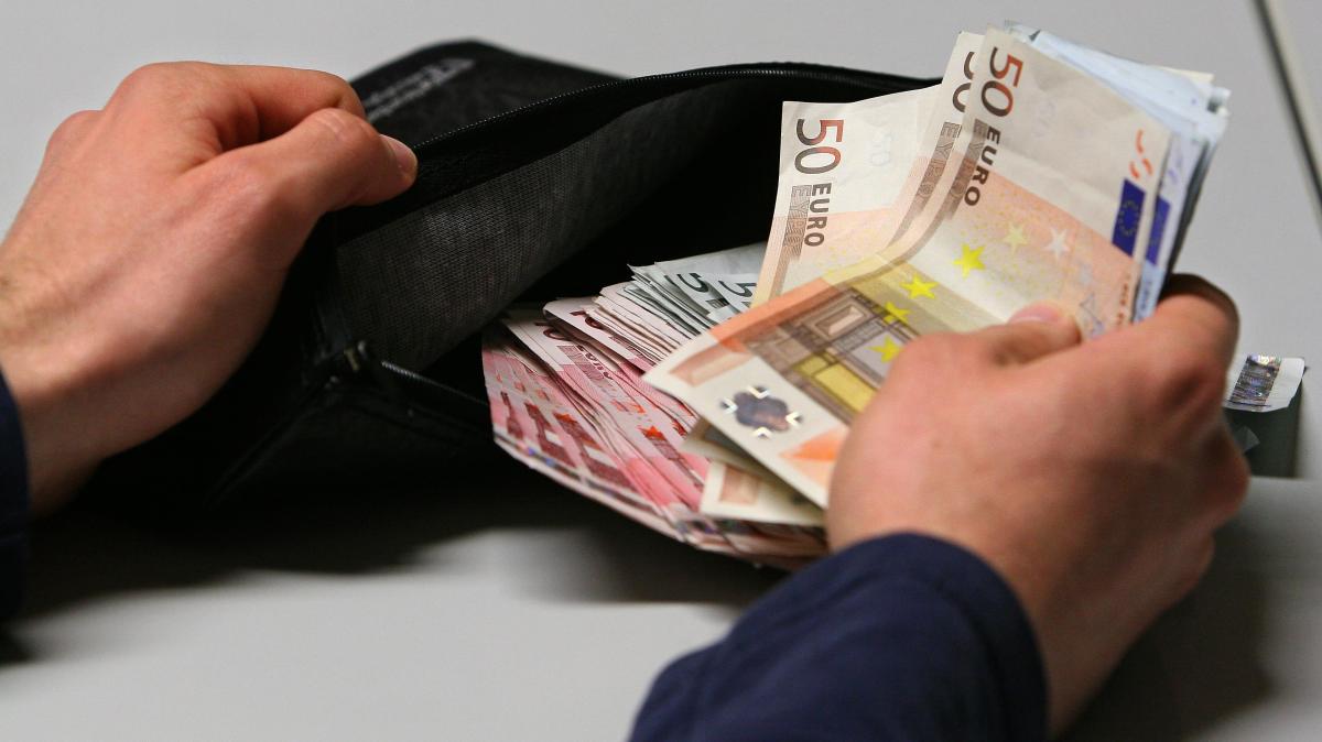 #Weißenhorn/Ulm: 73-Jähriger verliert Tausende Euro, dann hilft er den Geldabholer zu fassen
