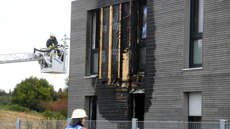 Die Feuerwehren aus Thierhaupten, Neukirchen und Meitingen bekämpften den Brand in dem Gebäude.