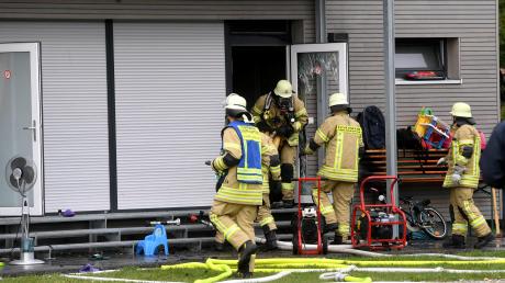 Die Feuerwehren aus Thierhaupten, Neukirchen und Meitingen bekämpften den Brand in dem Gebäude. 