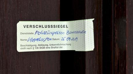 Versiegelt ist das Haus in Gessertshausen. Die  Ermittlungen hat die Kriminalpolizei übernommen.