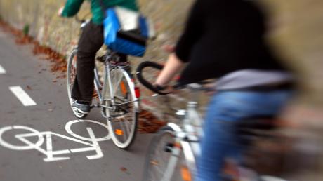 Zwei Fahrradfahrer sind in Vöhringen zusammengestoßen. 