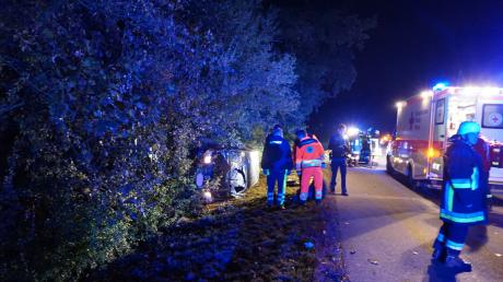 Nach dem Unfall in Zusamzell waren die Feuerwehren Zusamzell und Altenmünster im Einsatz.