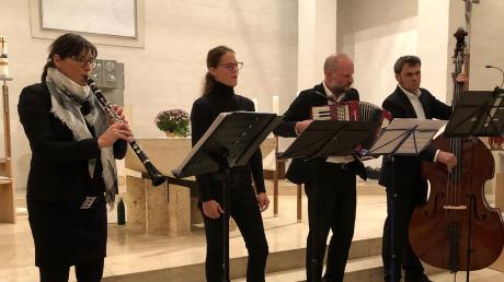 Das Ensemble Bukolika mit (von links) Teresa Schädle, Bernadette Lohner, Christoph Lang und Albert Gastl trag beim Kirchenkonzert in Ellgau auf. 	