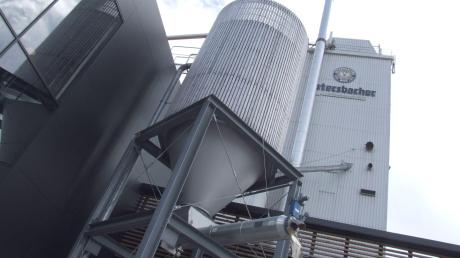 Das Verwaltungsgericht Augsburg gab in einer Streitsache zwischen der Brauerei Ustersbach und der Gemeinde dem Unternehmen Recht. Somit kann es Wasser aus dem eigenen Brunnen für die Flaschenreinigung verwenden. Die Kommune verzichtete nun auf weitere Rechtsmittel.