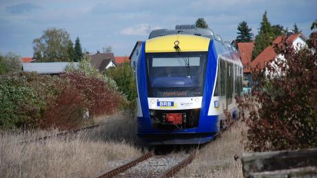 Bisher waren die Triebwagen der Bayerischen Regiobahn auf der Strecke der Staudenbahn nur gelegentlich zu Besuch. Ab 2022 sollen sie dort fahrplanmäßig rollen und eine Verbindung nach Augsburg herstellen. Die ins Stocken geratenen Pläne sorgen für Unsicherheit in Gessertshausen.