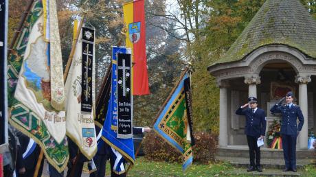 Fahnenabordnungen begleiteten die Feierlichkeiten zum 100. Jubiläum des Krieger- und Soldatenvereins Ustersbach-Mödishofen. Unser Bild zeigt die Aufwartung nach dem Festgottesdienst vor dem Kriegerdenkmal. 