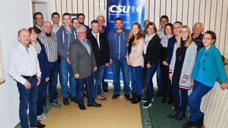 Die Kandidaten der CSU-Ellgau für die Wahl zum neuen Gemeinderat. Bürgermeisterkandidat ist Alfred Wagner (vorn, Fünfter von links). 