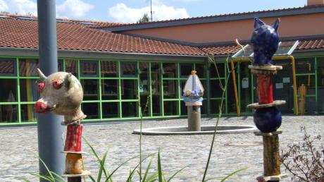 Östlich der Grundschule und des Forums in Ustersbach - also hinter den Gebäuden links im Bild - sollen die neue Kindertagesstätte und das Feuerwehrgerätehaus entstehen. 