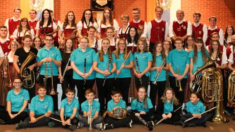 Beim alljährlichen Herbstkonzert des Musikvereins in Emersacker wurden auch langjährige Musiker geehrt. 	