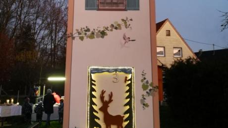 Seit 100 Jahren gibt es in Ellgau Strom. Deshalb gab es ein Adventsfenster am Trafoturm. 	
