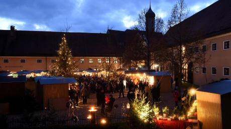 Die vorweihnachtliche Atmosphäre des Oberschönenfelder Weihnachtsmarktes auf dem Areal der 800 Jahre alten Klosteranlage im idyllischen Schwarzachtal ist weithin unvergleichlich