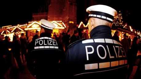 Nach dem tödlichen Angriff auf einen 49-Jährigen auf dem Augsburger Königsplatz erhöht die Polizei die Präsenz auf Weihnachtsmärkten. 