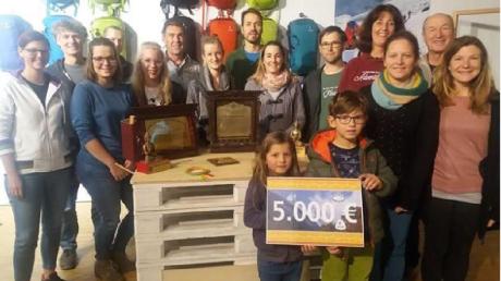 5000 Euro an Spenden für eine Grundschule in Nepal übergaben Mitarbeiter der Gersthofer Firma Deuter. 	Foto: Angela Vögele