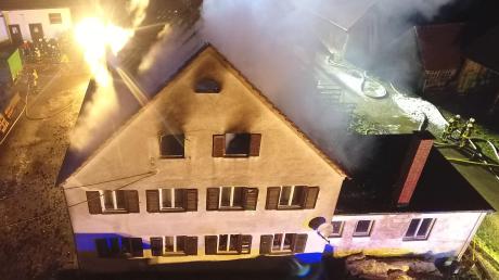 Über 200 Einsatzkräfte wurden am Montagabend zu einem Brand im Laugnaer Ortsteil Modelshausen gerufen. Sie konnten das Feuer, das im Dachstuhl eines über 100 Jahre alten Bauernhauses ausgebrochen war, schnell unter Kontrolle bringen. 