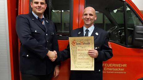 Werner Kraus (rechts) gab sein Amt als Vorsitzender der Feuerwehr Emersacker an Jürgen Käsmayr (links) ab. Er wurde zum Ehrenvorsitzenden ernannt. 	