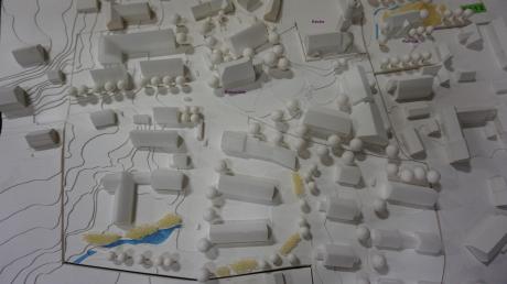 Anhand eines Modelles aus den ersten Planungen 2012 konnten sich die Besucher der Bürgerversammlung einen Eindruck des Vorhabens verschaffen. 	