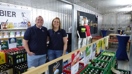 Maria und Markus Kempus stemmen den Lechblitz gemeinsam. Aktuell integrieren sie Angebote und Leistungen im Getränkemarkt, wie etwa den DPD-Paketshop oder den Kaffeeverkauf. Ab Sommer könnte es Grill-Events unter dem Label Lechblitz geben.